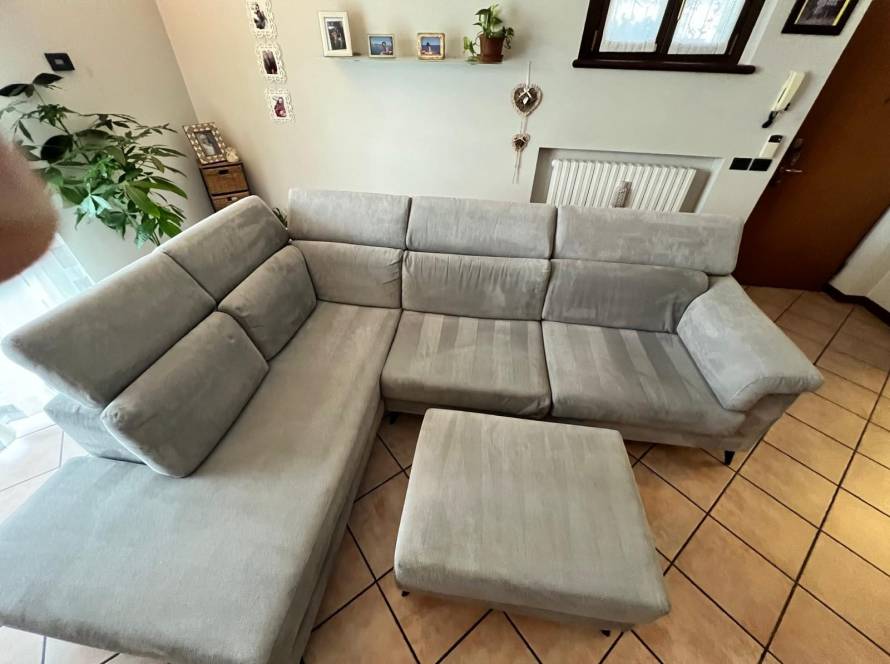 Divano angolare dopo il lavaggio a iniezione-estrazione e vapore