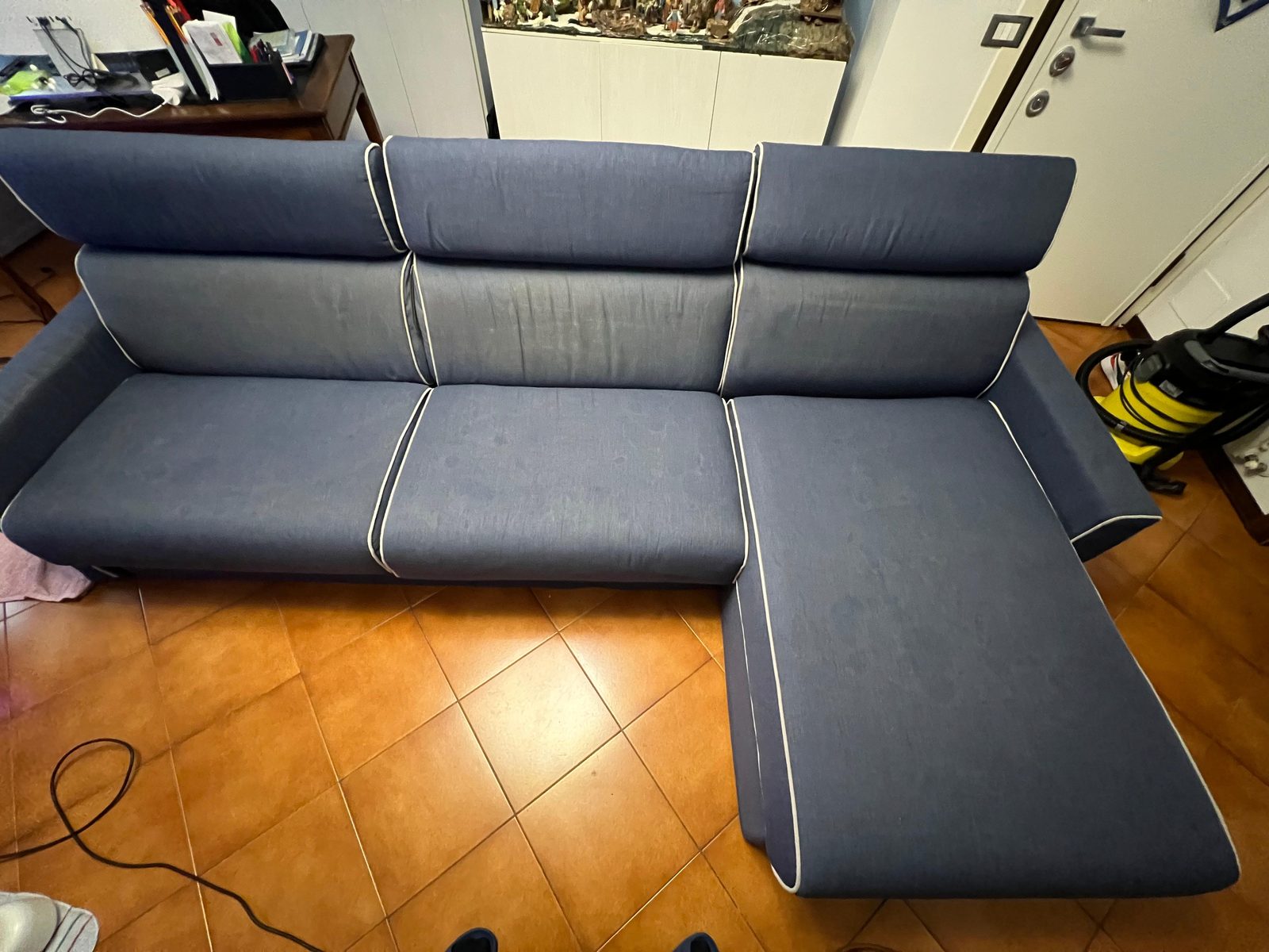 Divano blu dopo il lavaggio professionale a domicilio