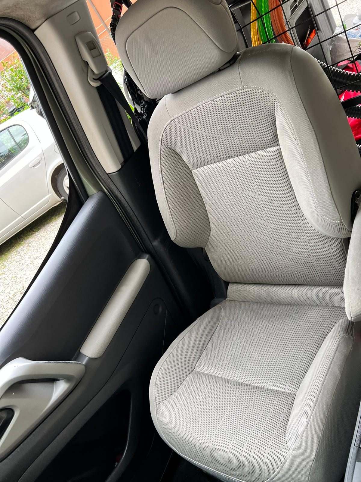 Interni auto dopo la pulizia professionale