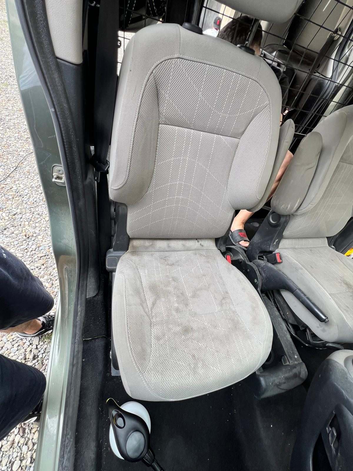 Interni auto in tessuto prima della pulizia professionale